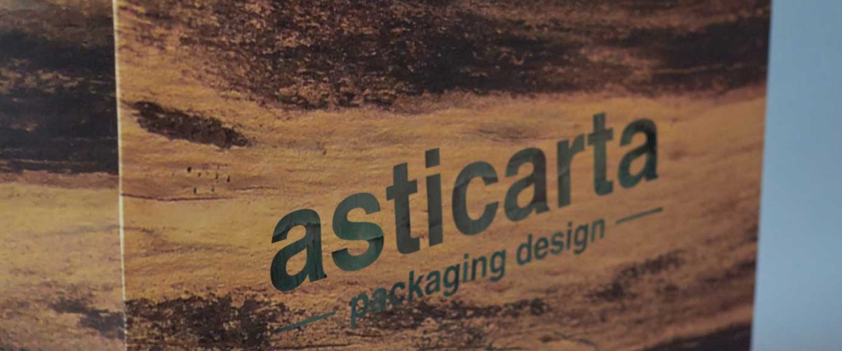 Shopper esternamente e internamente in quadricromia.
Plastificazione opaca effetto legno.
Stampa del logo effetto foglia con vernice lucida.
Impugnatura con nastro in cotone inserito senza nodi.